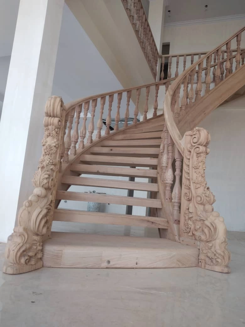 تصویر استارت بزرگ نرده چوبی راه پله نگین The big starter of the wooden railing of the Nagin staircase